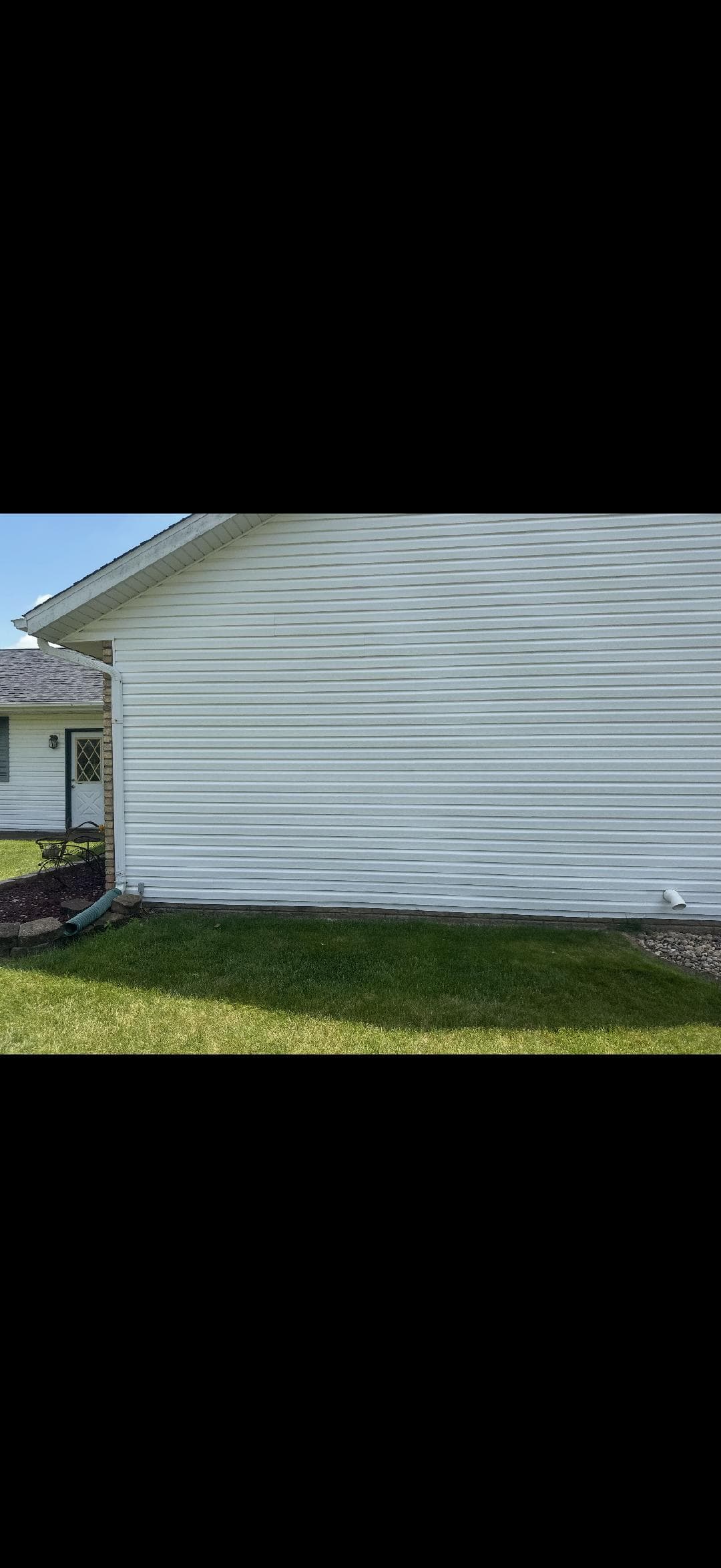 Clean vinyl siding on a ranch home